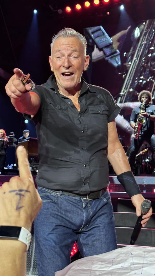 Bruce Springsteen at Chicago's Wrigley Field August 9 2023 Glory Days &  Dancing in the Dark 